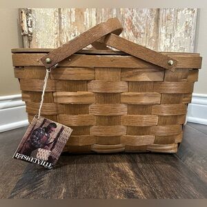 Vintage Vermont Baskerville picnic basket with original tag!